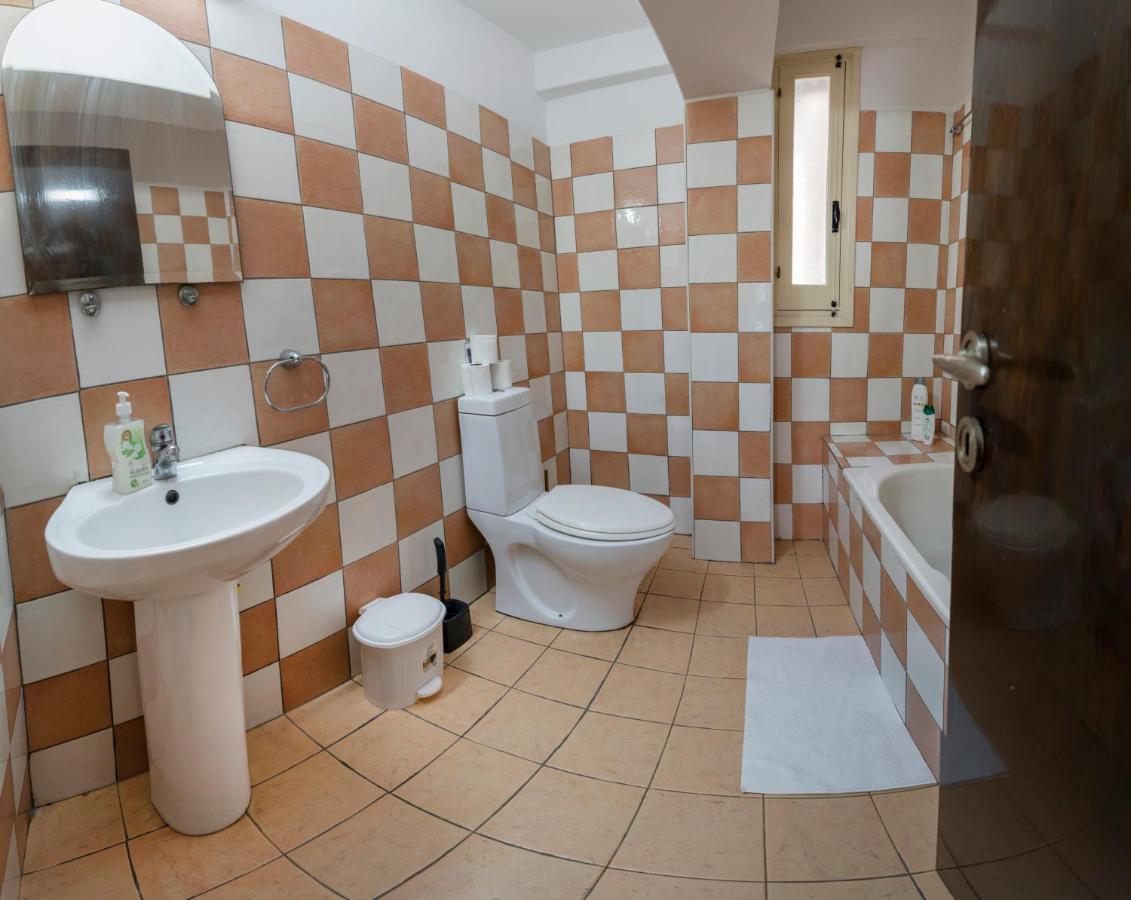 Private Room In Shared Flat Nicosia Ngoại thất bức ảnh