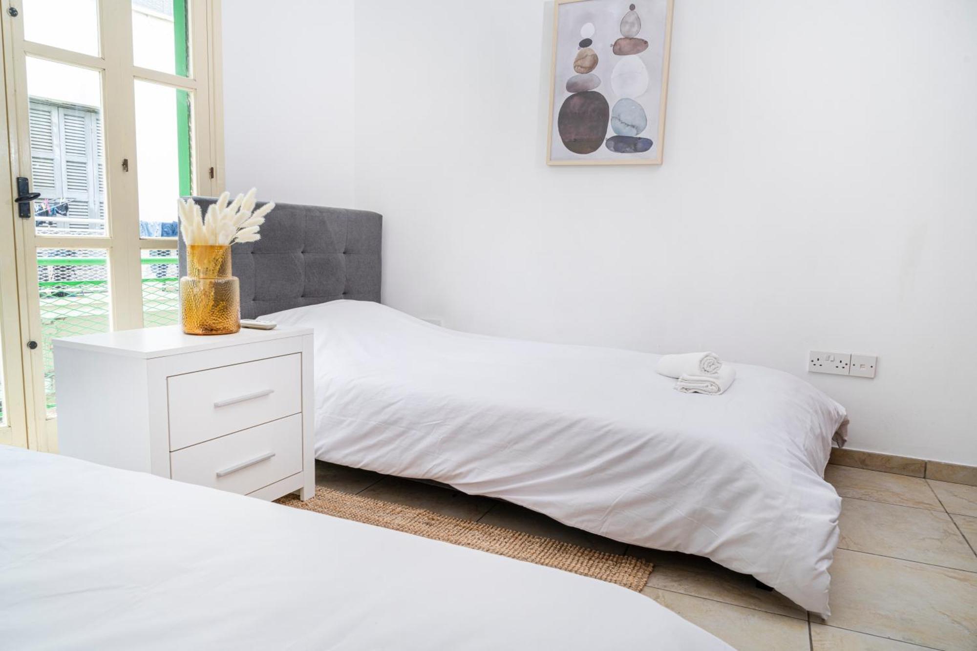 Private Room In Shared Flat Nicosia Ngoại thất bức ảnh